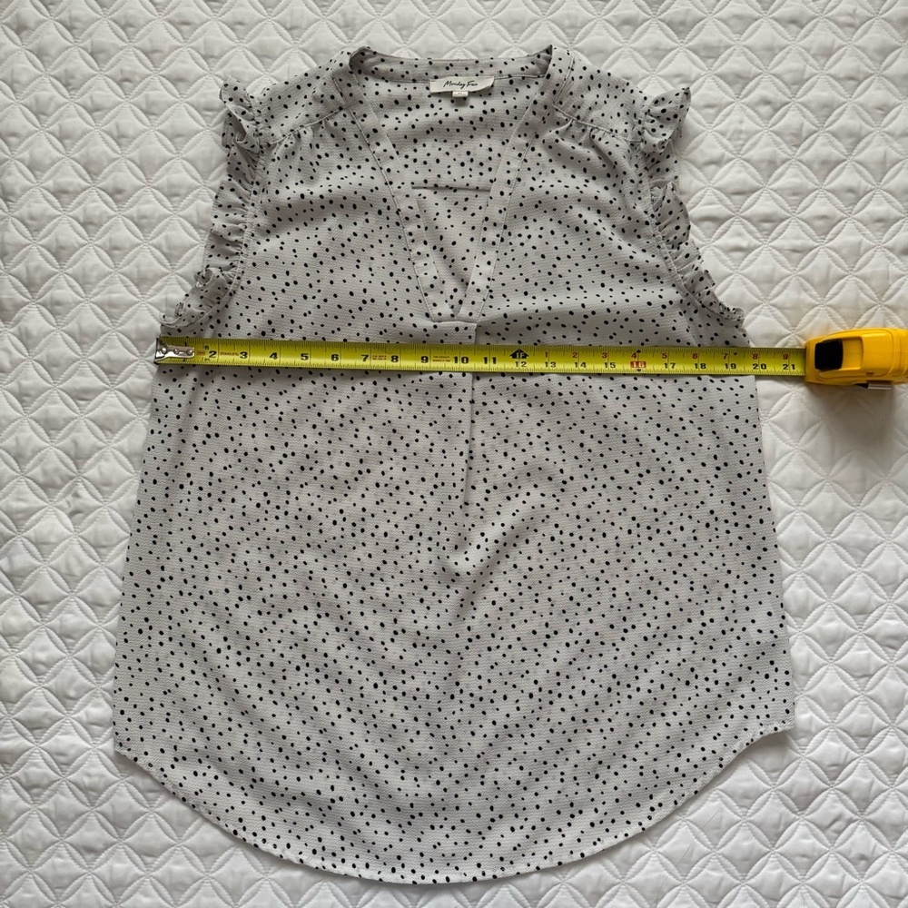 Monday Fun White Black Polka Dot Sleeveless Top V Neck Ruffle Arm Size Medium - Picture 8 of 15